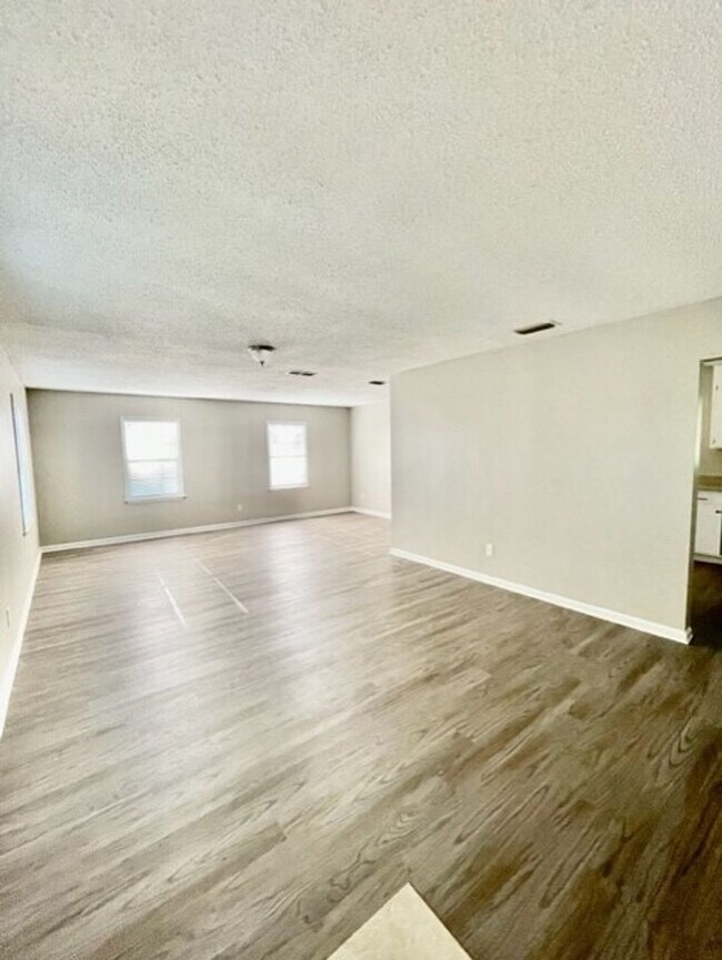Building Photo - Must see this spacious 3 bedroom 1.5 bath ...