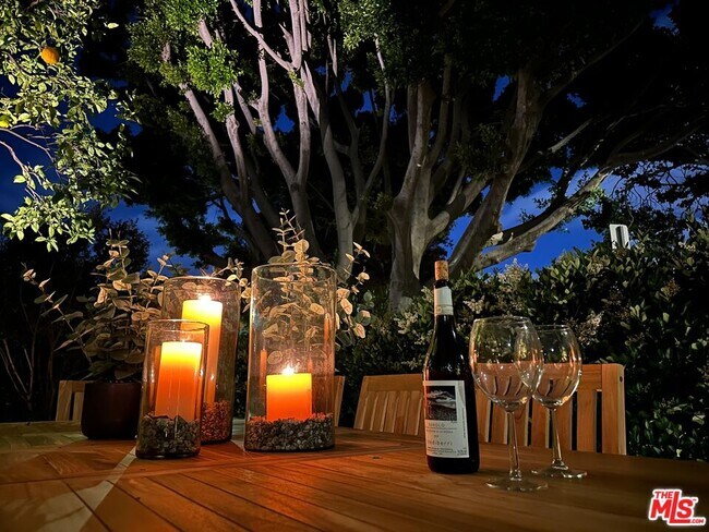 Building Photo - 464 N Harper Ave