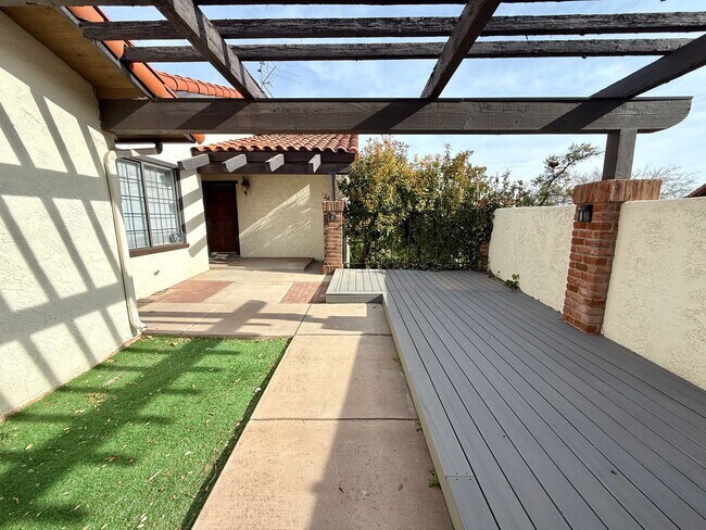 Building Photo - Upgraded townhome by Southgate Golf Course - Small dogs allowed