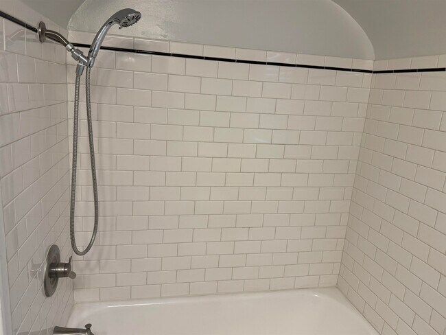 Building Photo - 193 Alexander St