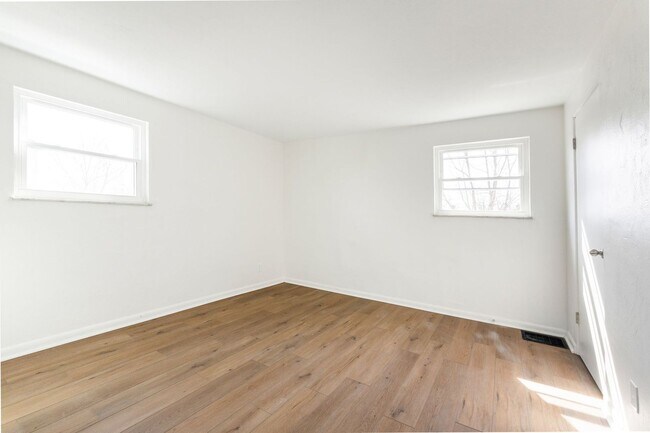 Building Photo - 4040-4042-4042 Halsey Pl