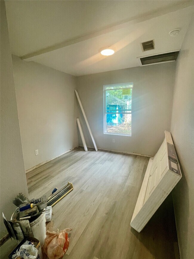 Building Photo - 504 N 8th St