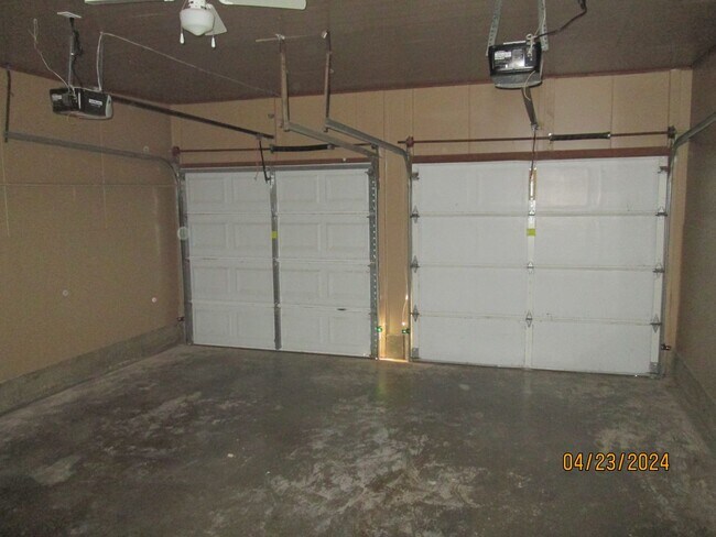 Building Photo - HOUSE -- 3 bedrooms, 2 bathrooms, Garage
