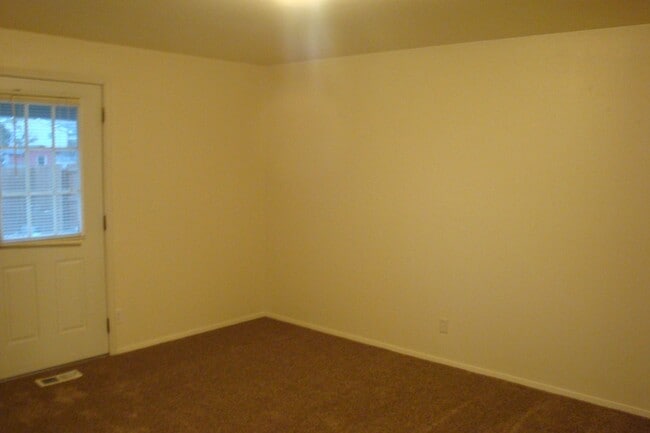 Building Photo - 2 Bed Duplex with Fenced Yard, Covered Patio & Water Included