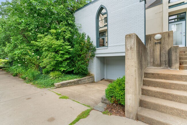 Building Photo - Amazing Shadyside Townhouse with two full bathrooms, off street parking and Central Air!!