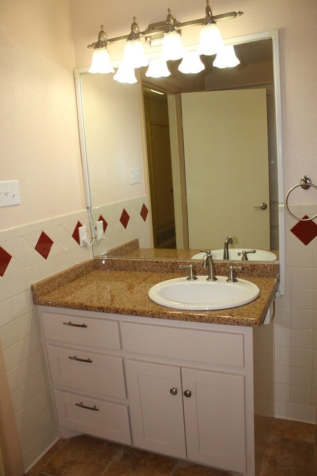 Building Photo - 3 BEDROOM, NORTH BELTON