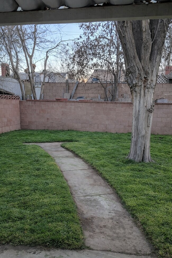 Building Photo - 526 E Nugent St