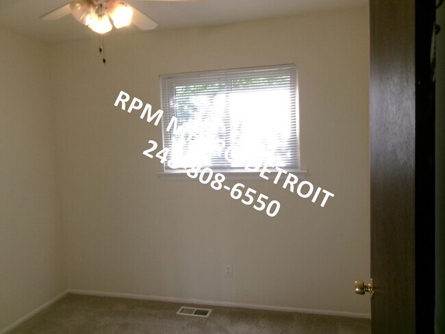 Building Photo - Move in ready Ranch Style Home in Westland