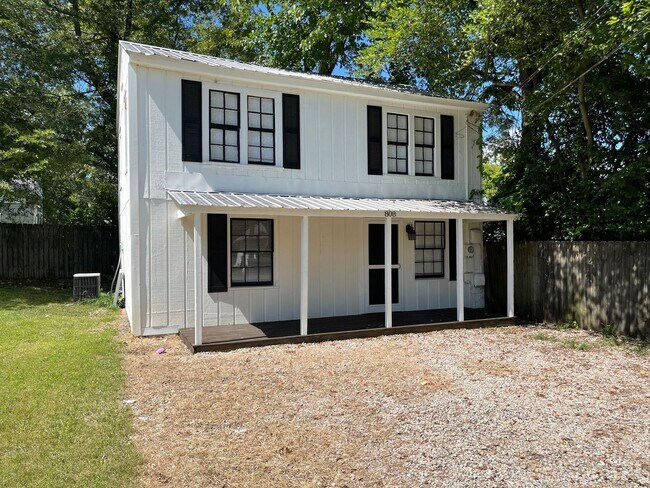 Primary Photo - 3BR Cottage in Historic District