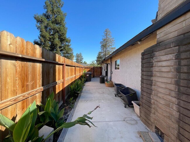 Building Photo - 6128 Chickasaw Ct