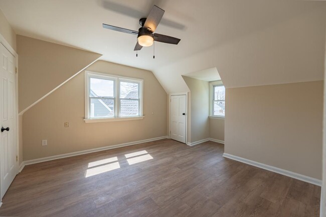 Building Photo - 6510 Hedge Ave