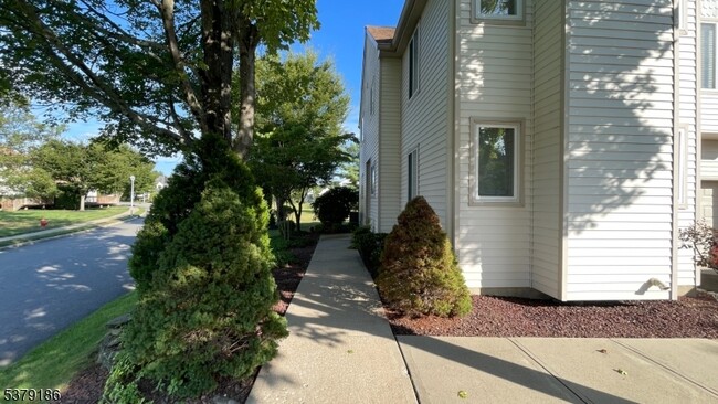 Building Photo - 12 Independence Ct