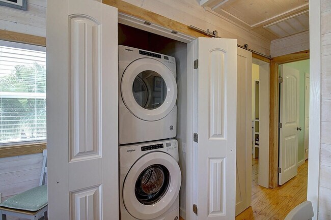 Building Photo - 1924 Eleventh Street-SI ID1023221P