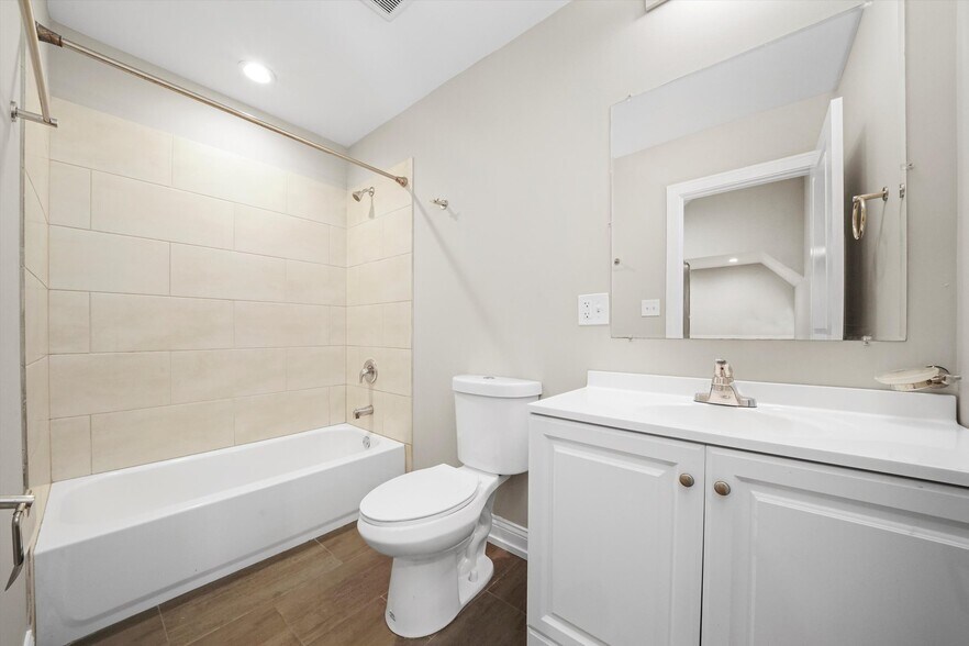 Building Photo - 1946 S Racine Ave