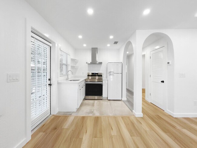 Building Photo - 4631 Queensboro Ave S
