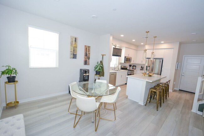 Building Photo - 3BED/4BATH Townhome in Oxnard