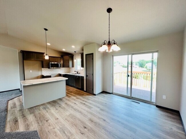 Building Photo - ~ APPLICATIONS PENDING ~ NEWER 4 Bedroom, ...