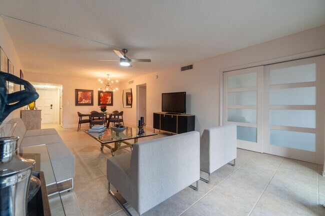 Building Photo - 3200 N Palm Aire Dr