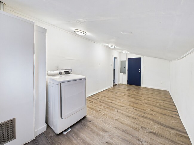 Building Photo - 404 S Race St