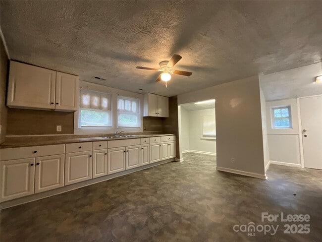 Building Photo - 1305 Ragan Ave