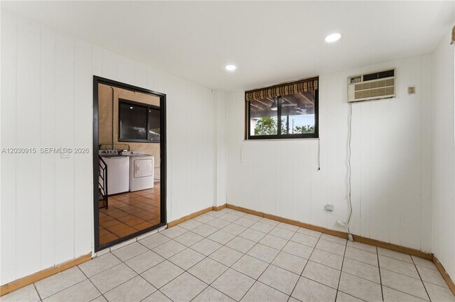 Building Photo - 121 SW 71st Ave