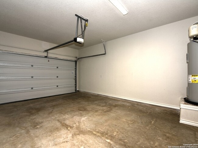 Building Photo - 2527 Lynwood Bnd