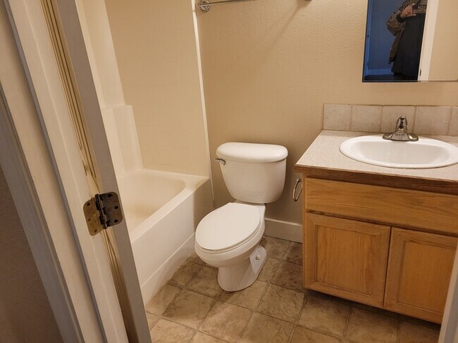 Building Photo - 3 bed Condo in Central Meridian!