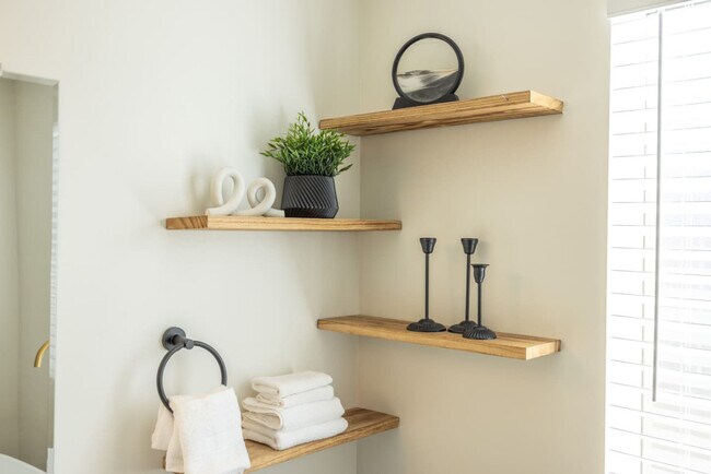 Building Photo - 1157 E Sego Lily Dr