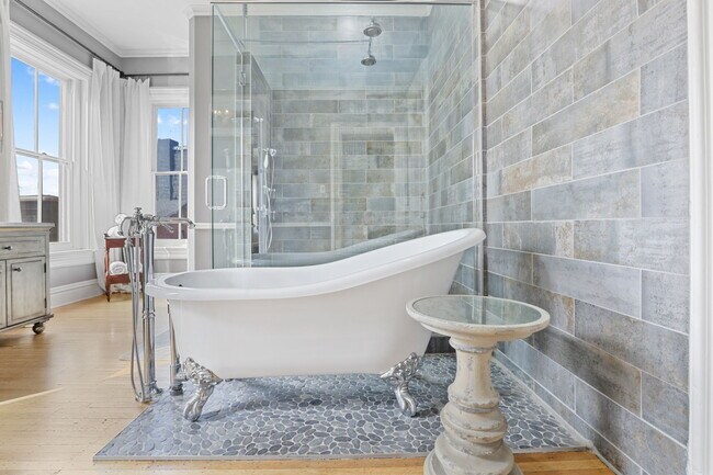 Building Photo - 550 E Town St