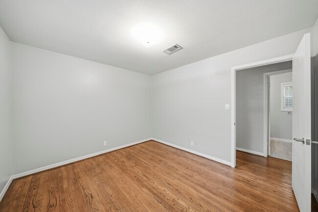 Building Photo - 4614 Hummingbird St