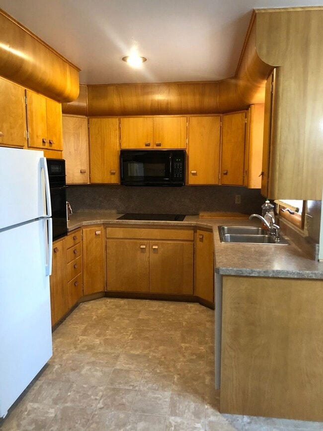 Building Photo - 3 Bed 2 Bath