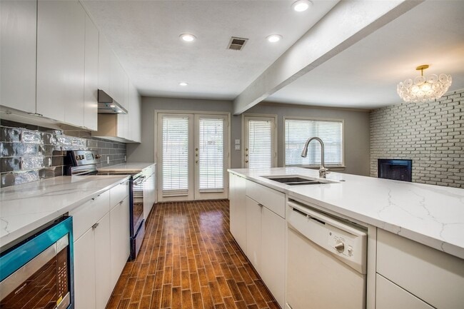 Building Photo - 702 Melrose Dr