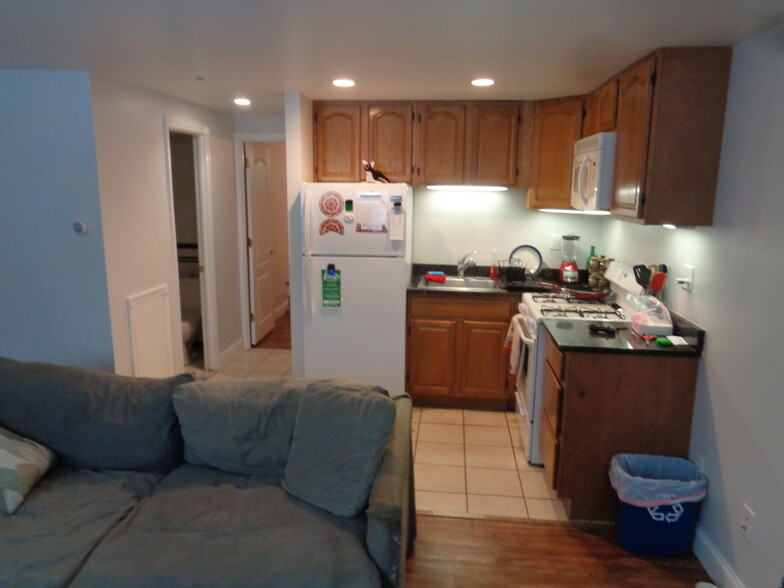 Building Photo - 258 Greenough St