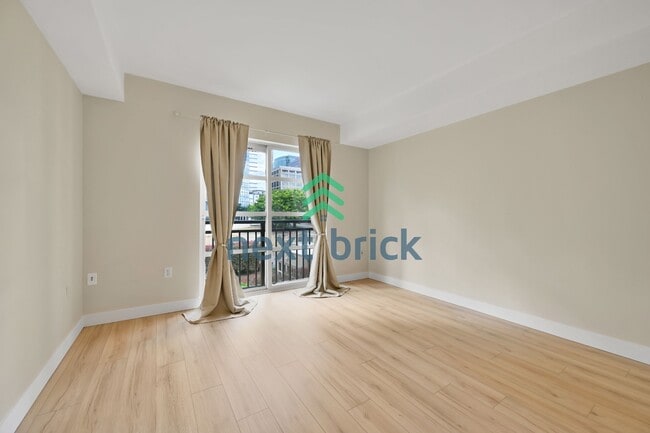 Building Photo - Charming Studio Condo in the Heart of Bellevue – Perfectly Cozy 422 Sq Ft Space!