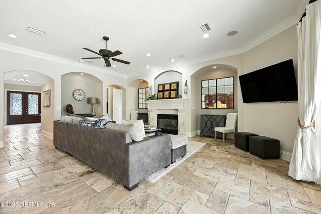 Building Photo - 2061 Crown Dr