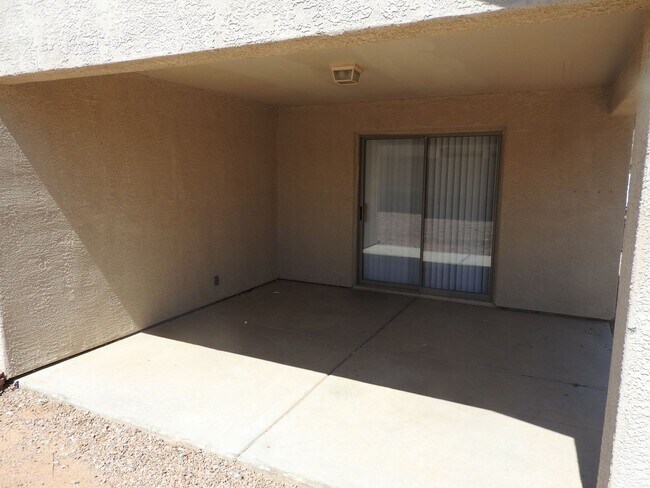 Building Photo - 3 Bedroom with large yard