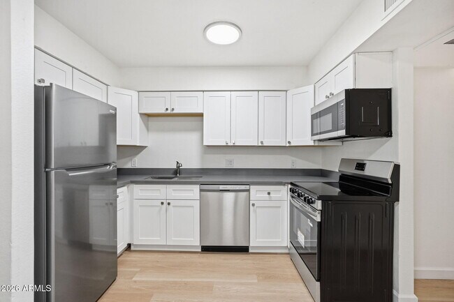 Building Photo - 2844 E Marconi Ave