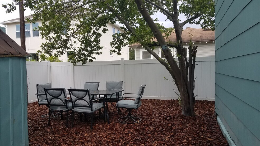 Backyard / Reae Fencing - 2115 W Cass St