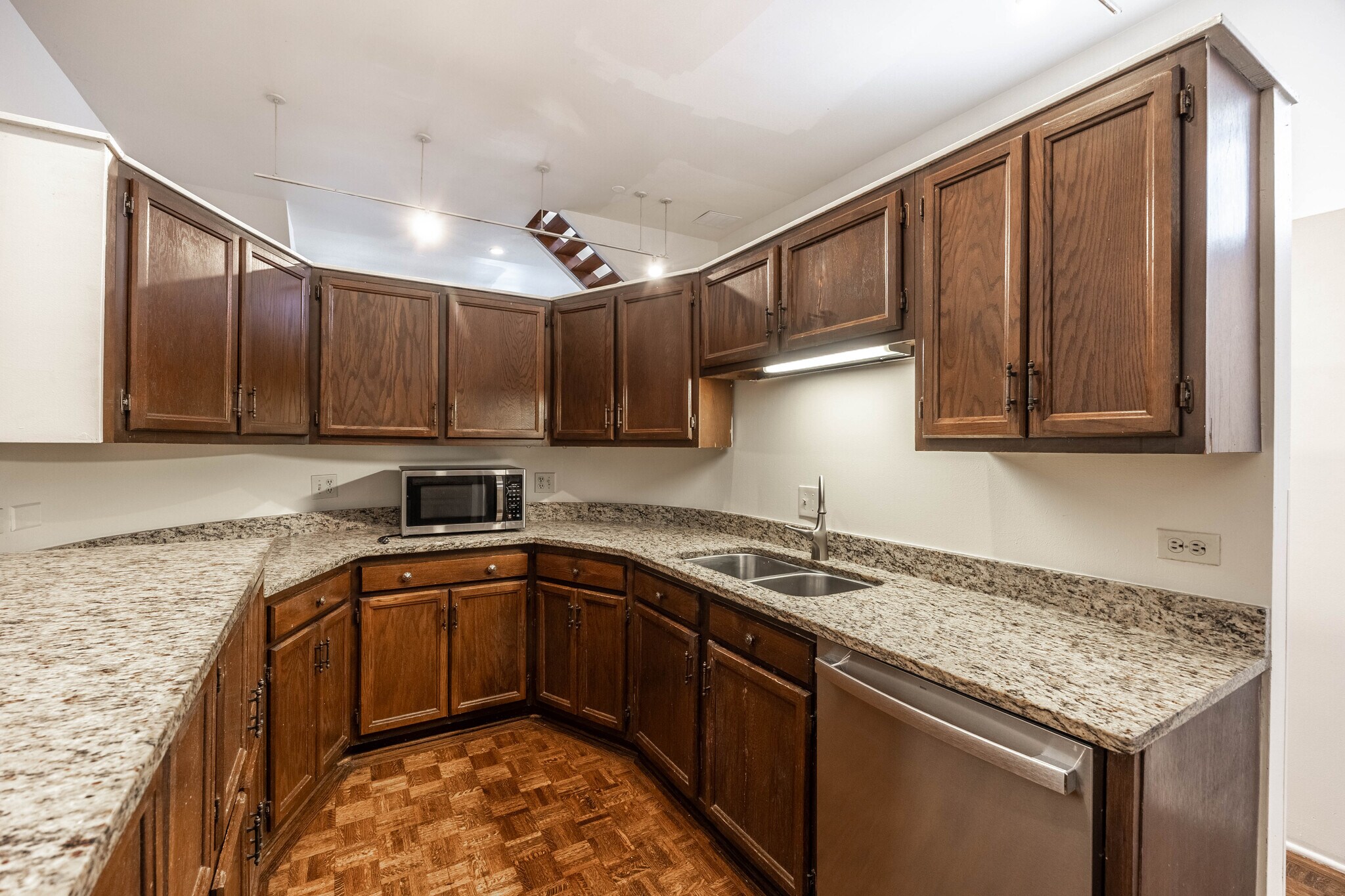 Building Photo - 2059 N Clifton Ave