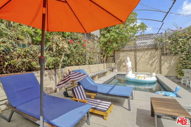 Building Photo - 1051 S Stanley Ave