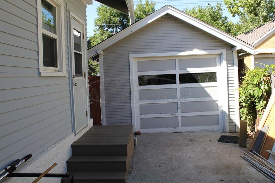 Garage - 425 Lewis Ave