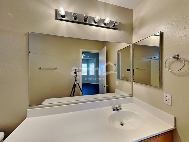 Building Photo - 12724 W Flores Dr