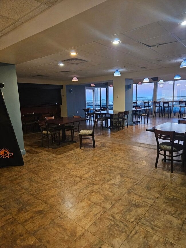 Building Photo - 1 BEDROOM 1 BATH CONDO