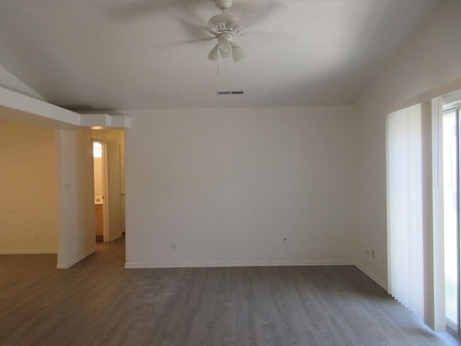 Building Photo - **Move-In Bonus!** 3 bed, 2 bath Twin Home