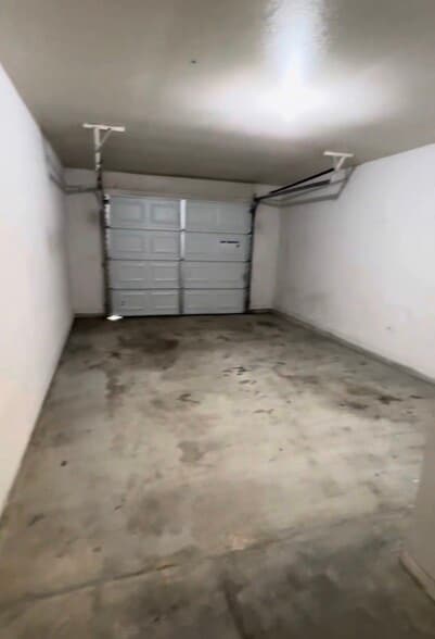 Garage - 1006 W Avenue B
