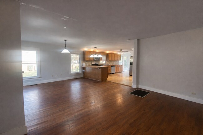 Building Photo - 832 S Bois D Arc Ave