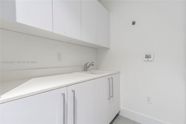 Building Photo - 15701 Collins Ave