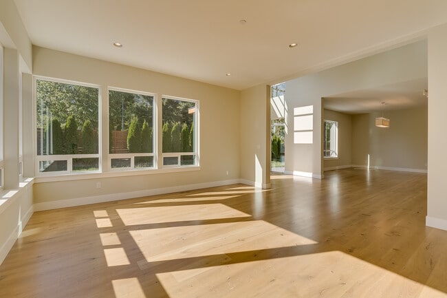 Building Photo - Luxurious & Contemporary 5 bed home in Red...