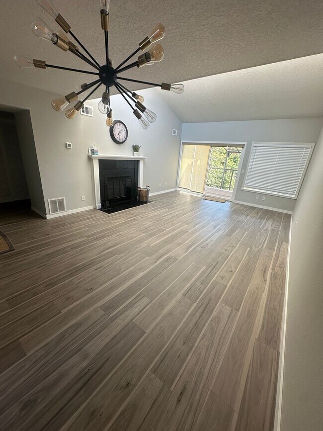 Building Photo - Top-Floor Stunner with Views – Fully Remod...
