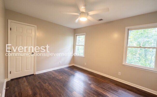 Building Photo - 3 Bed/2.5 Bath Home with Off-Street Parking / Pet-Friendly / Available Now!